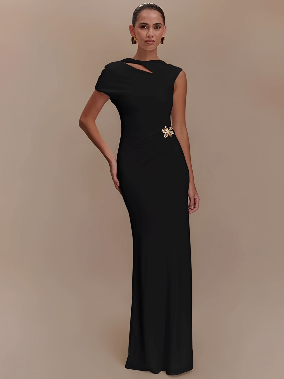 Vestido Feminino Longo com Recorte em Gota no Colo Decote U nas Costas e Flor Aplicada em Drapeado Lateral – Clementine