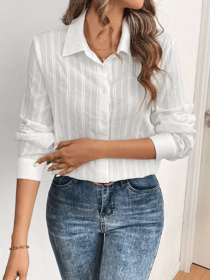 Camisa Feminina Texturizada com Listras Verticais com Fechamento em Botões e Punhos Estruturados - Karina