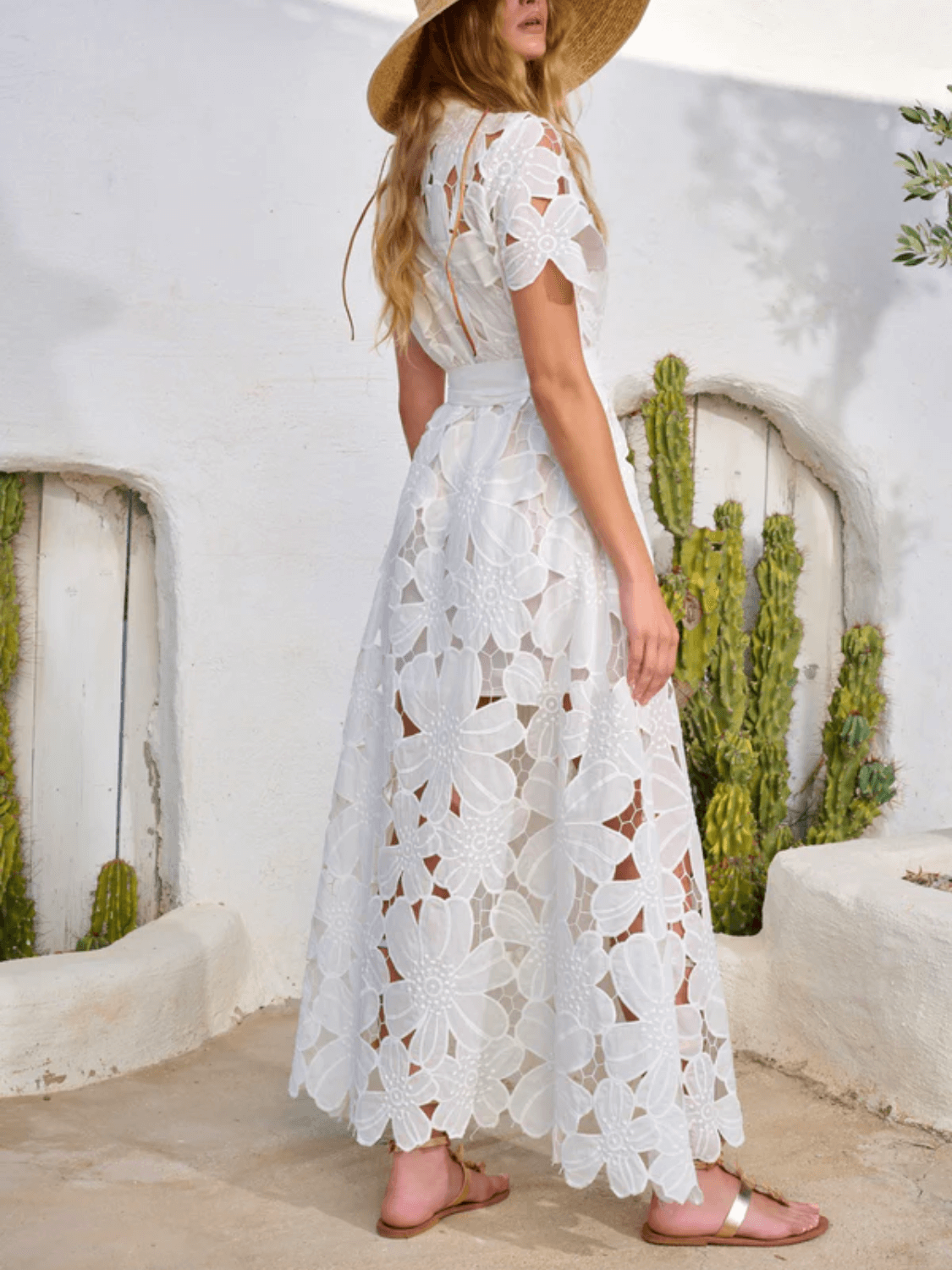 Vestido Feminino Longo com Mangas Curtas de Renda com Patchwork Floral Vazado e Faixa-Cinto – Edith