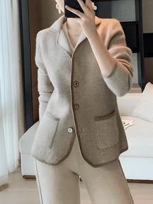 Blazer em Lã Estruturada com Gola Clássica e Bolsos  – Maria
