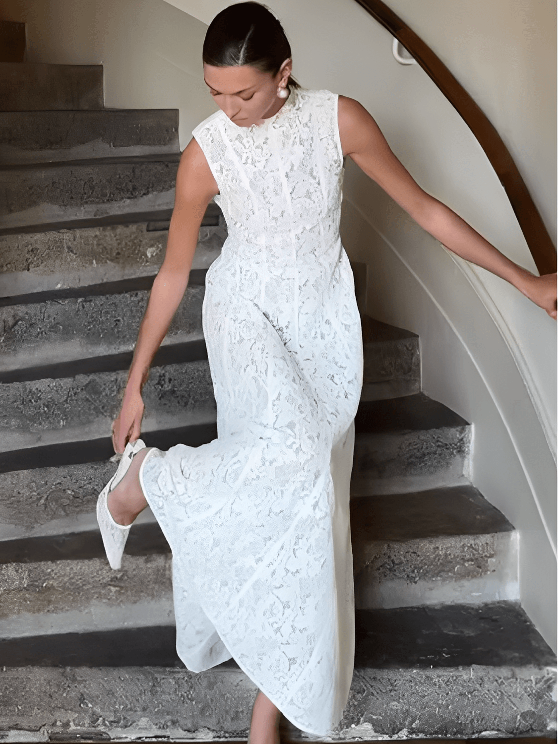 Vestido Feminino Midi em Renda Texturizada com Flores Acinturado e Acabamento Delicado  – Carlota