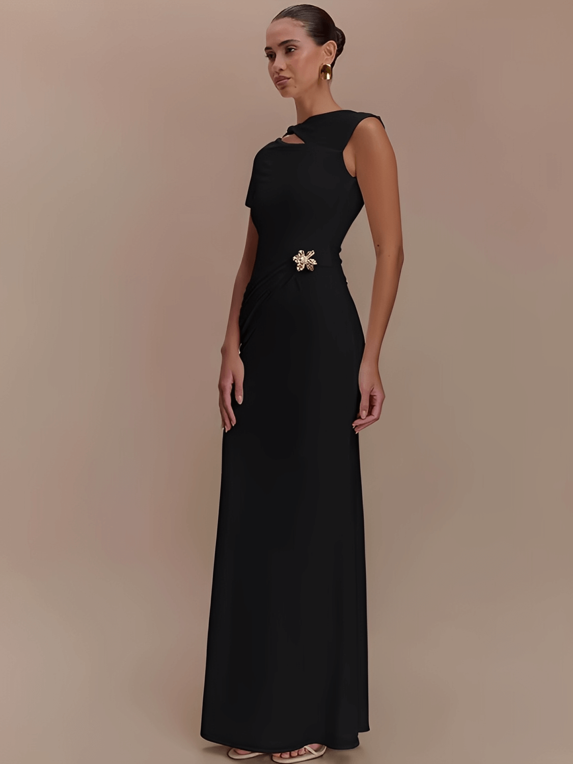 Vestido Feminino Longo com Recorte em Gota no Colo Decote U nas Costas e Flor Aplicada em Drapeado Lateral – Clementine