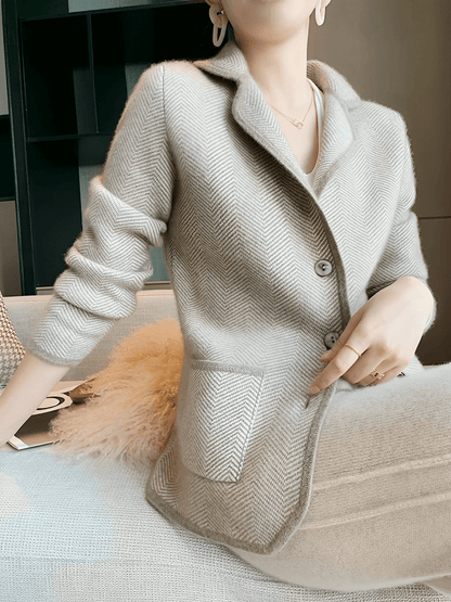 Blazer Feminino em Lã Estruturada com Gola Clássica Bolsos e Fechamento em Botões – Maria