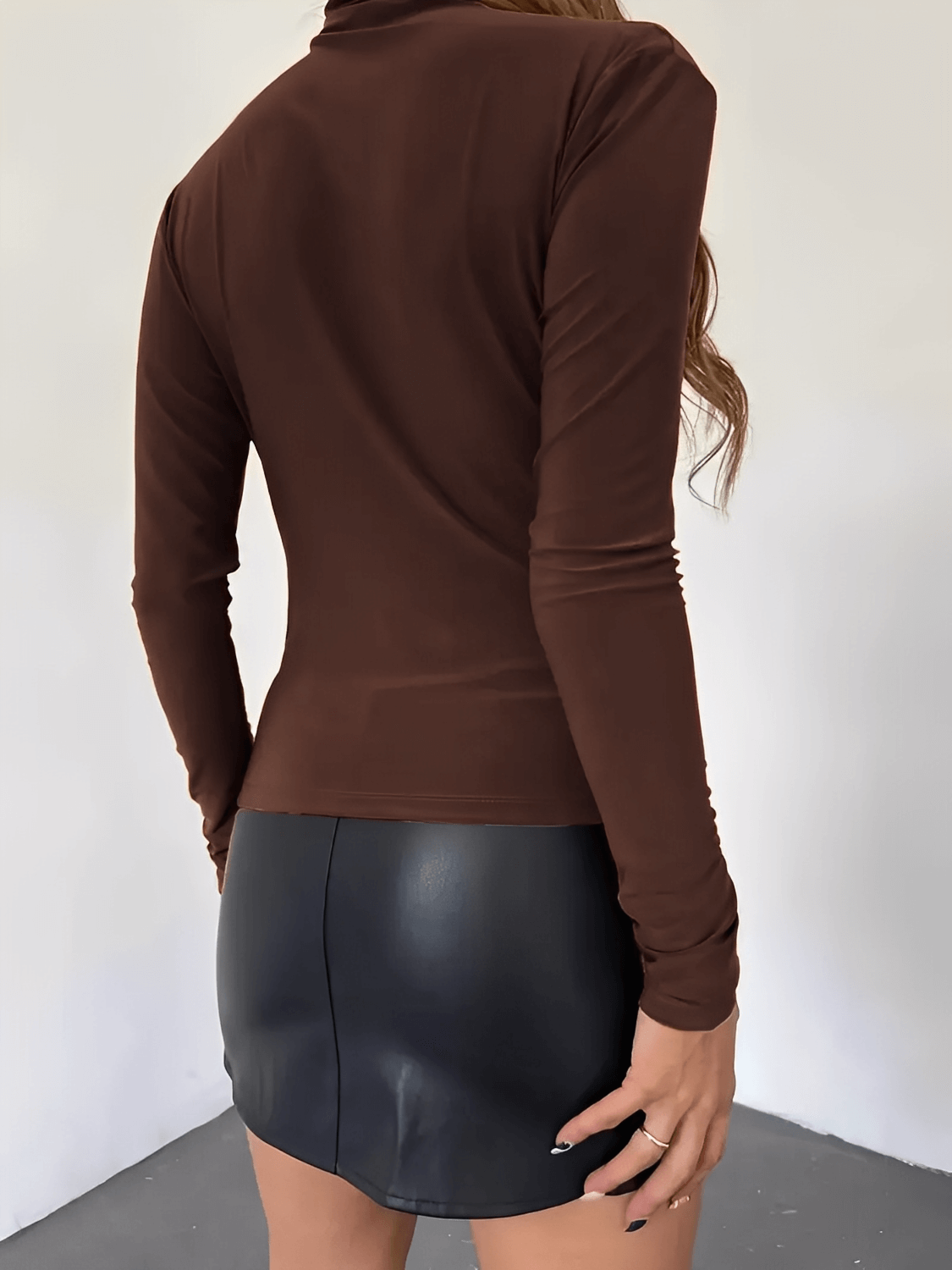 Blusa Feminina de Manga Longa com Gola Alta e Design Franzido Frontal – Layla