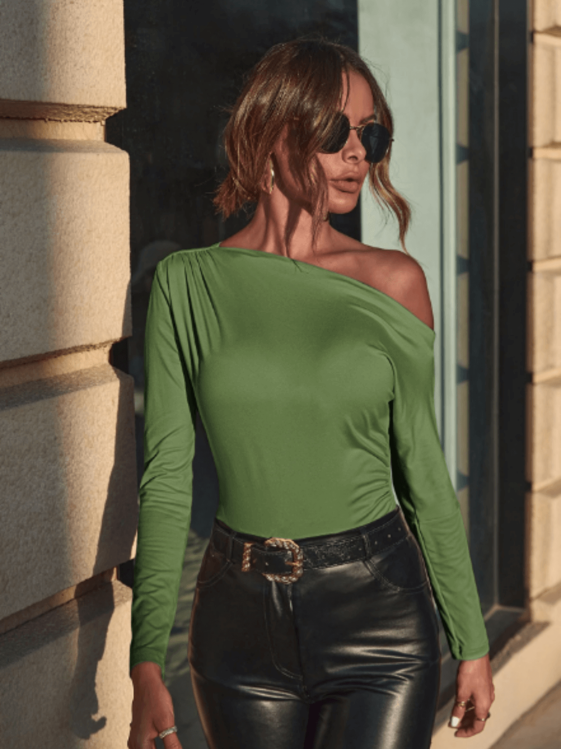 Blusa Feminina com Design Assimétrico de Ombro Único e Drapeado Sofisticado – Amaya