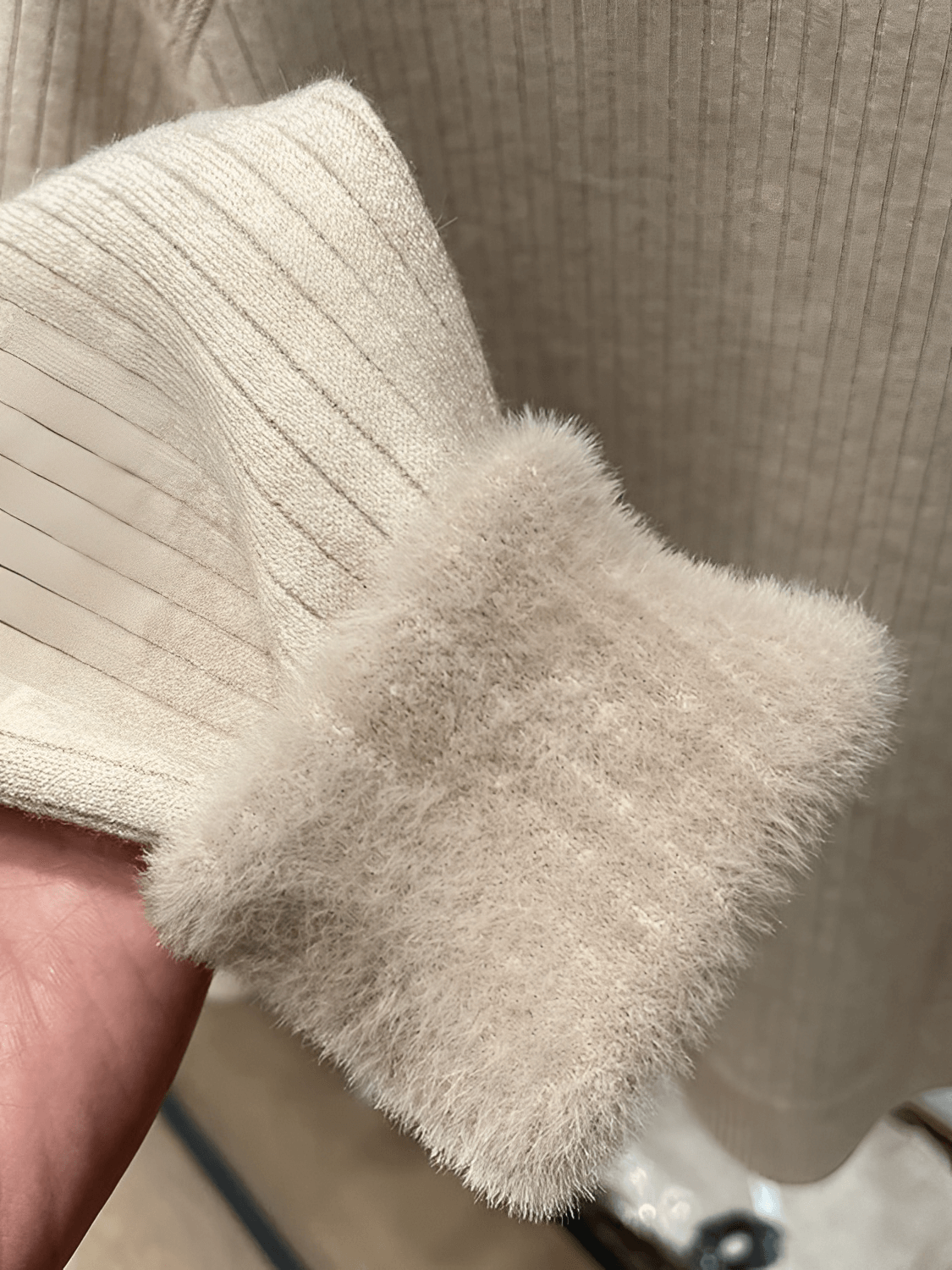 Suéter Feminino Térmico em Lã Peluciado com Gola Alta e Detalhe em Pérolas – Valerie