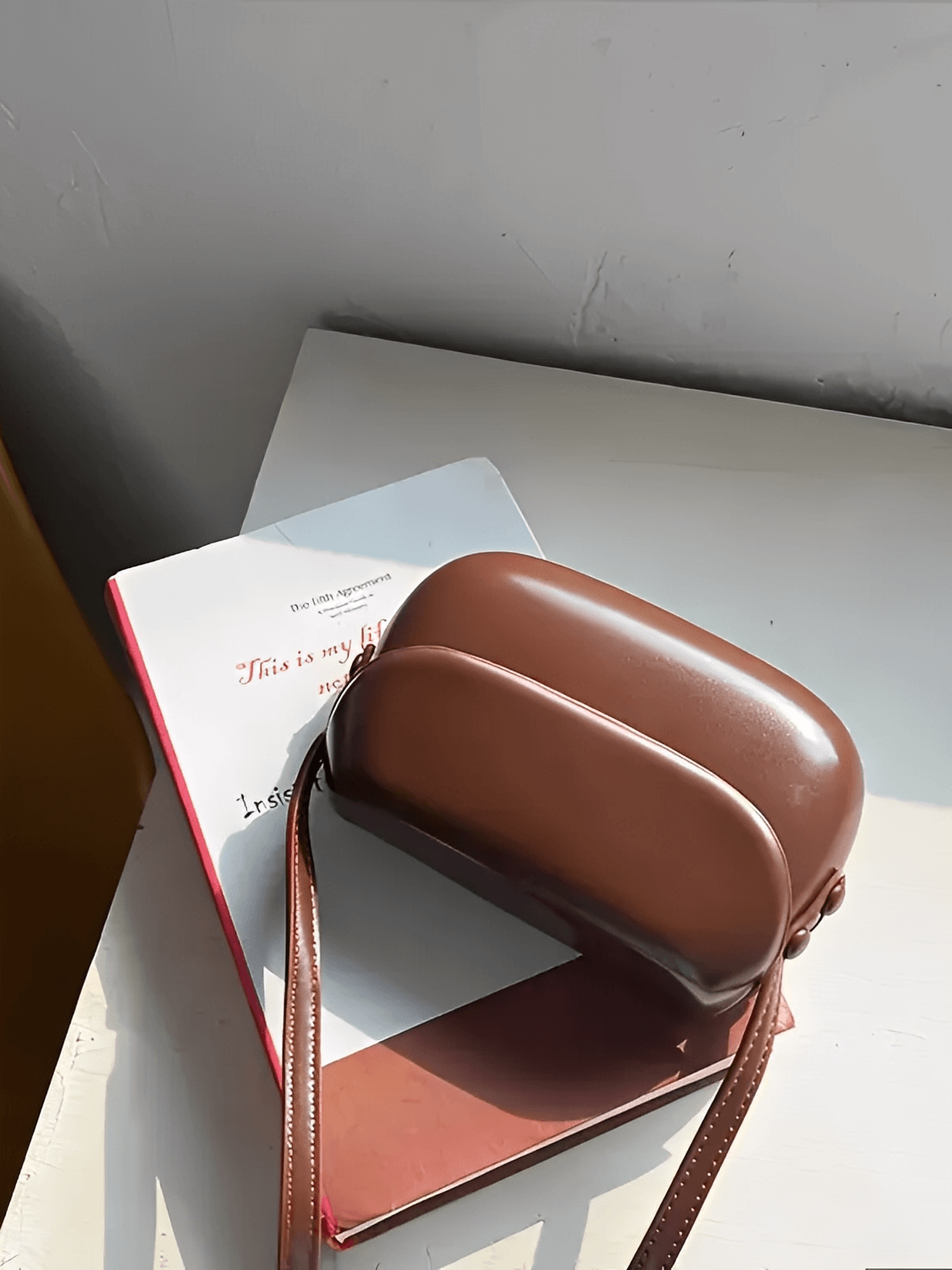 Bolsa Feminina em Couro PU com Design Arredondado Fecho Magnético e Alça Regulável – Odete