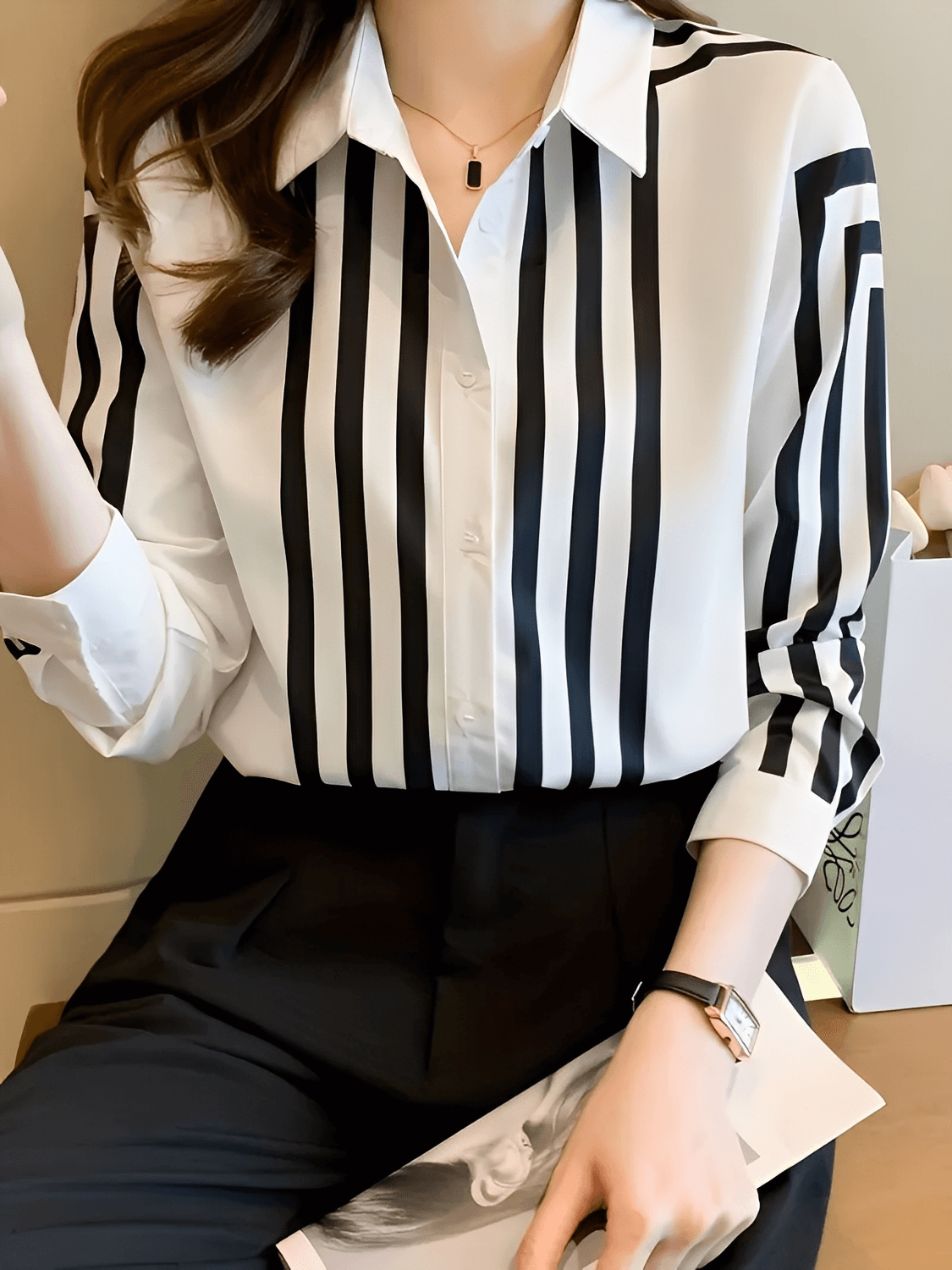 Camisa Feminina Estampada com Listras Geométricas Gola Lapela e Fechamento em Botões - Helenice