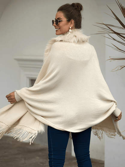 Cardigan Feminino Alongado em Malha de Tricô com Gola Peluciada Franjas e Manga Morcego – Viviane