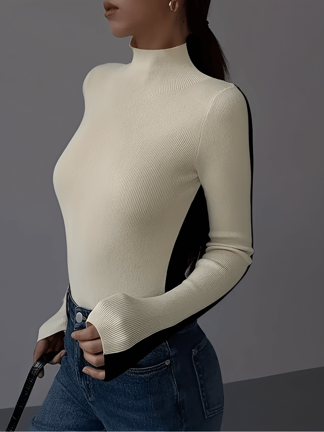 Suéter Feminino em Tricô Bicolor com Gola Alta e Design Versátil de Dupla Face - Savana