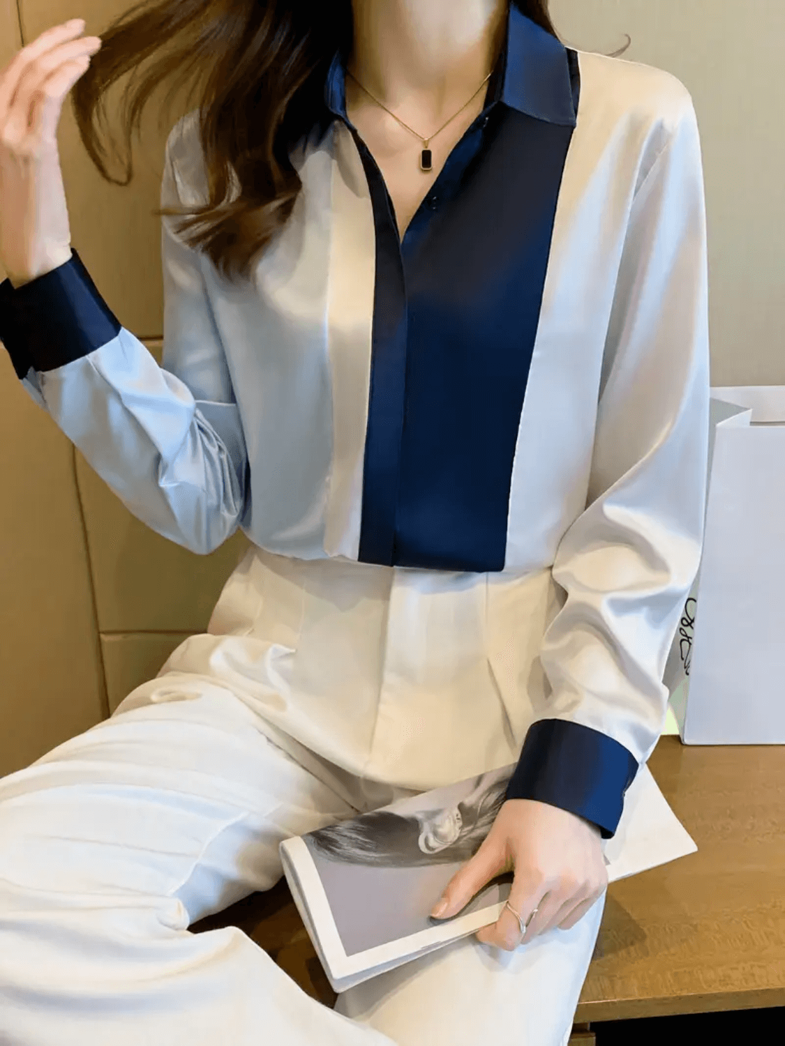 Camisa Feminina Acetinada Clássica com Gola Lapela e Punhos Contrastantes - Thaise