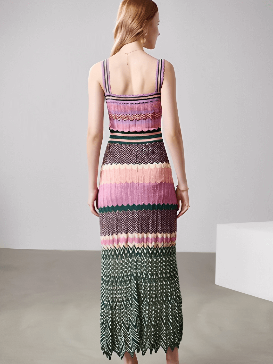 Vestido Feminino Longo Estampado Trabalhado em Patchwork Geométrico com Decote Quadrado e Alças Duplas – Malika