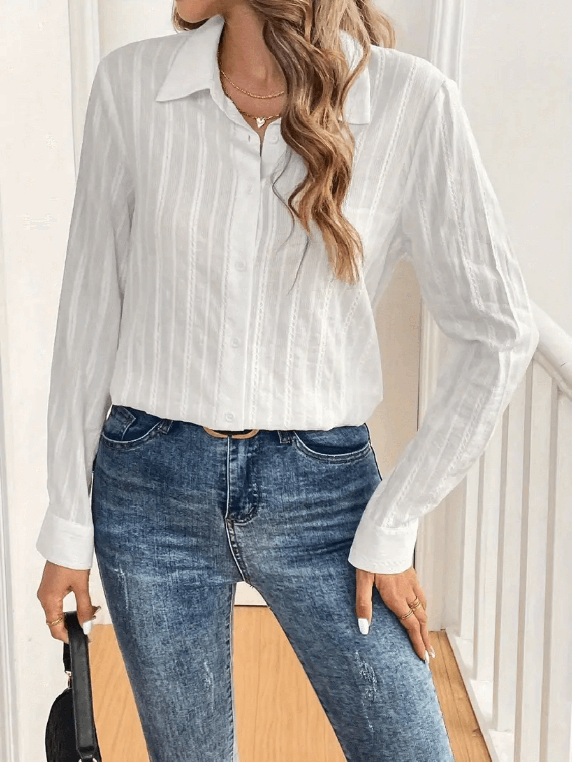 Camisa Feminina Texturizada com Listras Verticais com Fechamento em Botões e Punhos Estruturados - Karina