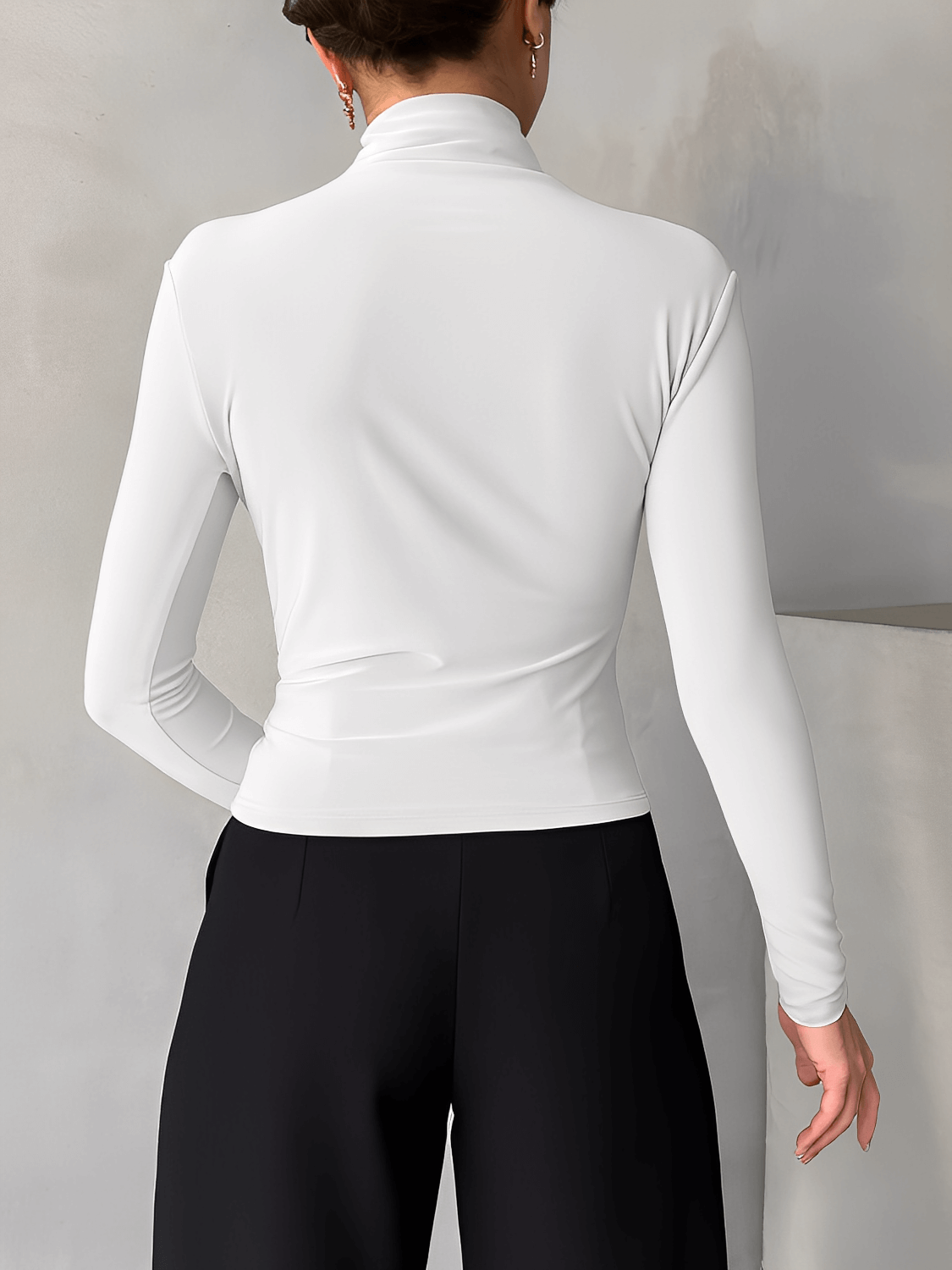 Blusa Feminina de Manga Longa com Gola Alta e Design Franzido Frontal – Layla