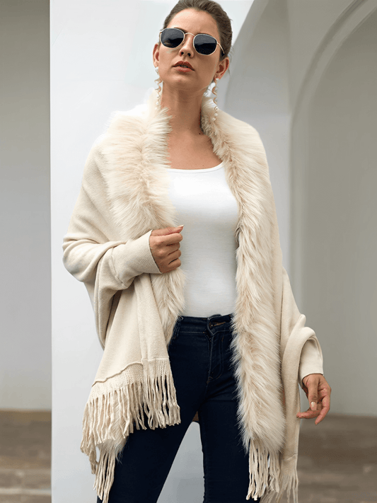 Cardigan Feminino Alongado em Malha de Tricô com Gola Peluciada Franjas e Manga Morcego – Viviane