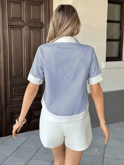 Camisa Feminina Estampada com Listras Verticais Lapela Manga Curta e Detalhes Contrastantes em Branco – Carole