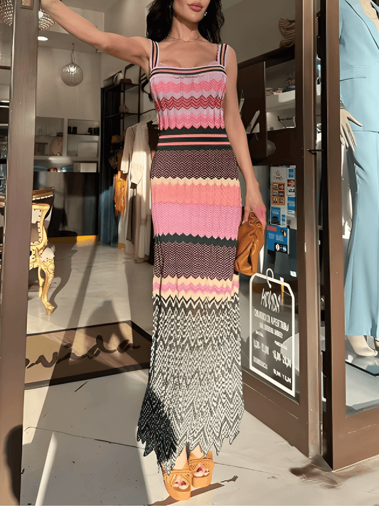 Vestido Feminino Longo Estampado Trabalhado em Patchwork Geométrico com Decote Quadrado e Alças Duplas – Malika