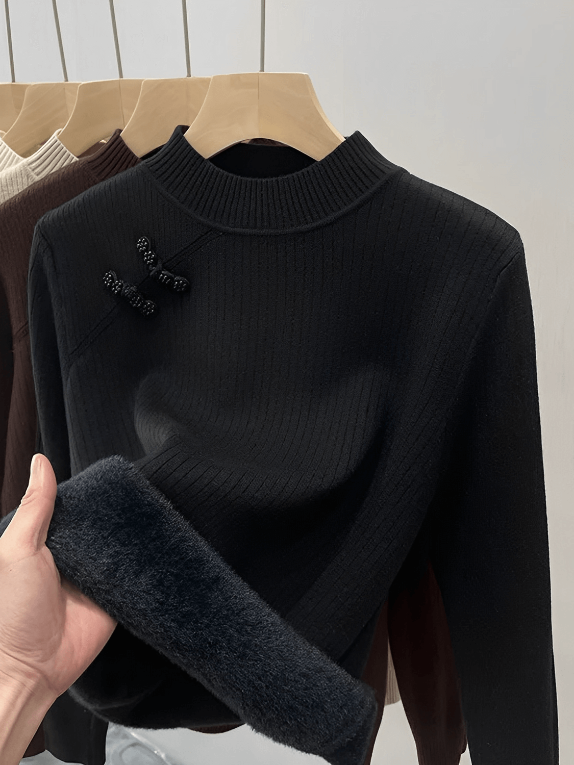 Suéter Feminino Térmico em Lã Peluciado com Gola Alta e Detalhe em Pérolas – Valerie