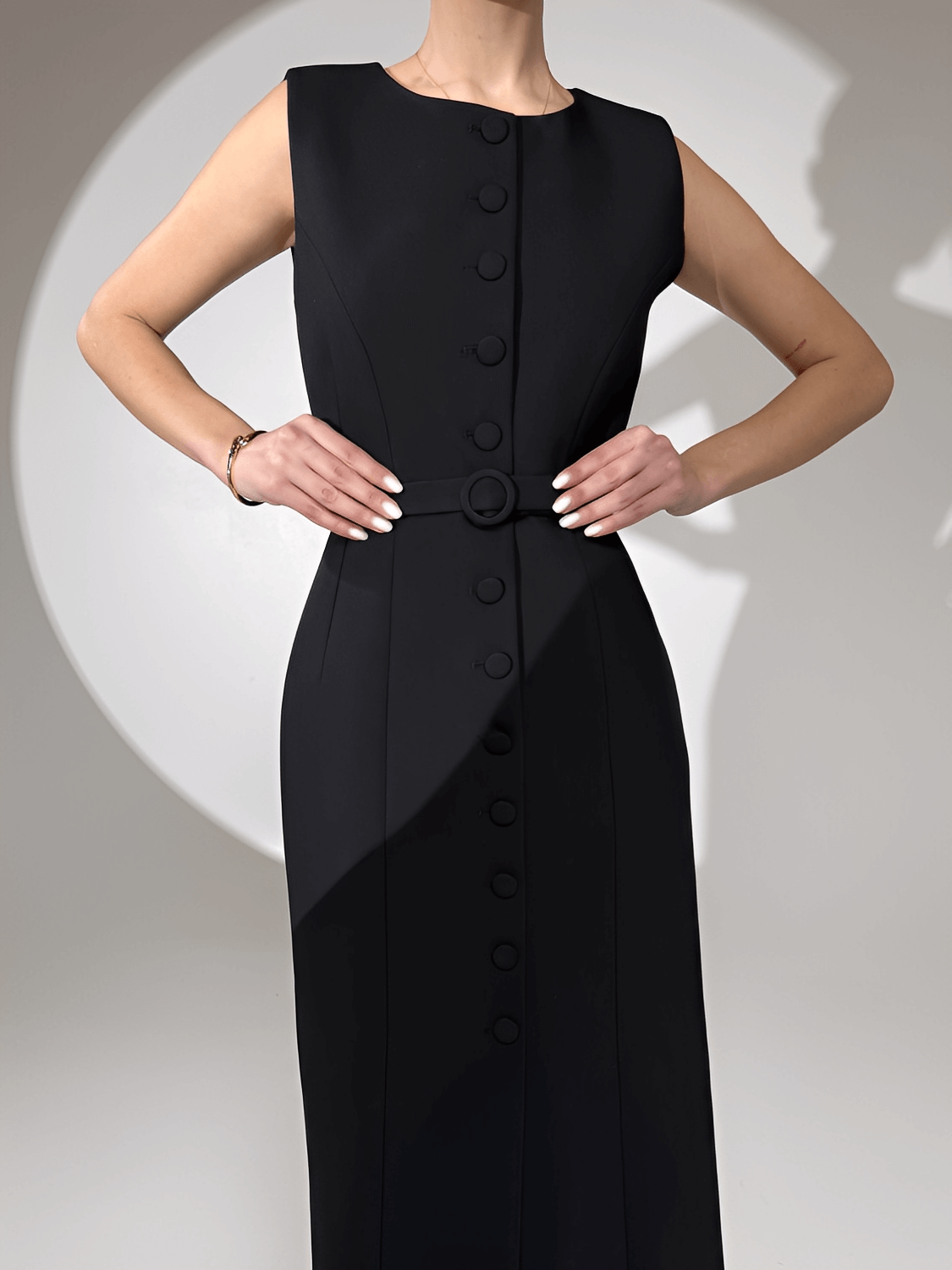 Vestido Feminino Midi Sem Mangas com Botões Forrados Cinto Decorativo e Fenda Sofisticada – Selena
