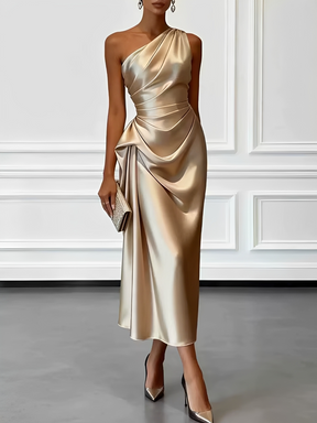 Vestido Acetinado com Decote Assimétrico e Drapeado Escultural -  Penelope