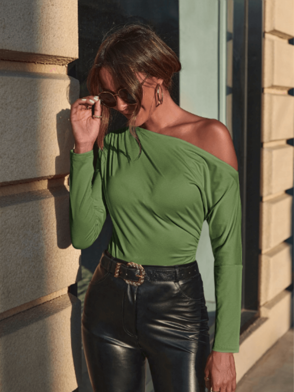 Blusa Feminina com Design Assimétrico de Ombro Único e Drapeado Sofisticado – Amaya