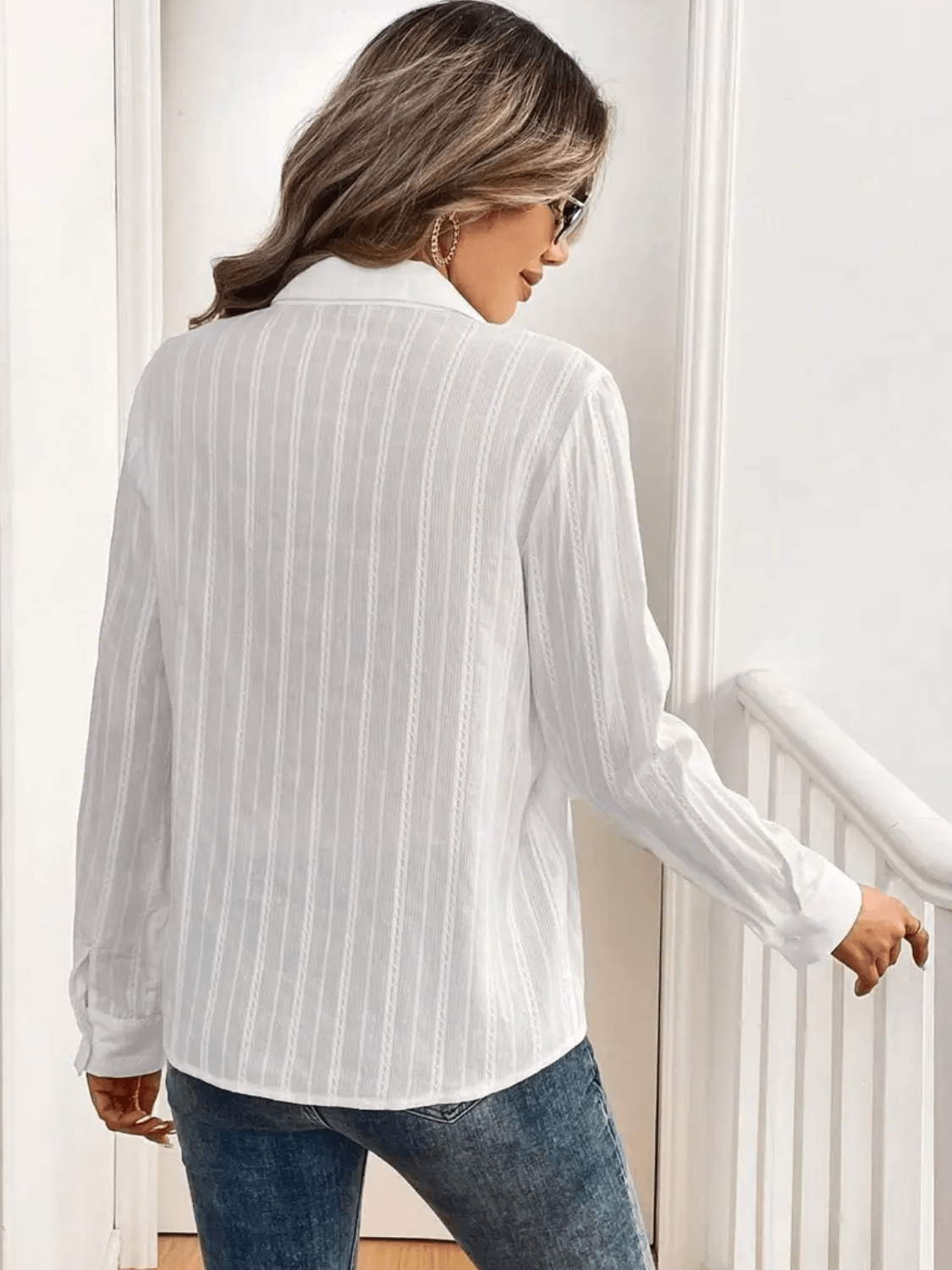 Camisa Feminina Texturizada com Listras Verticais com Fechamento em Botões e Punhos Estruturados - Karina
