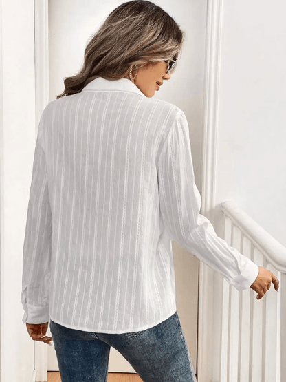 Camisa Feminina Texturizada com Listras Verticais com Fechamento em Botões e Punhos Estruturados - Karina