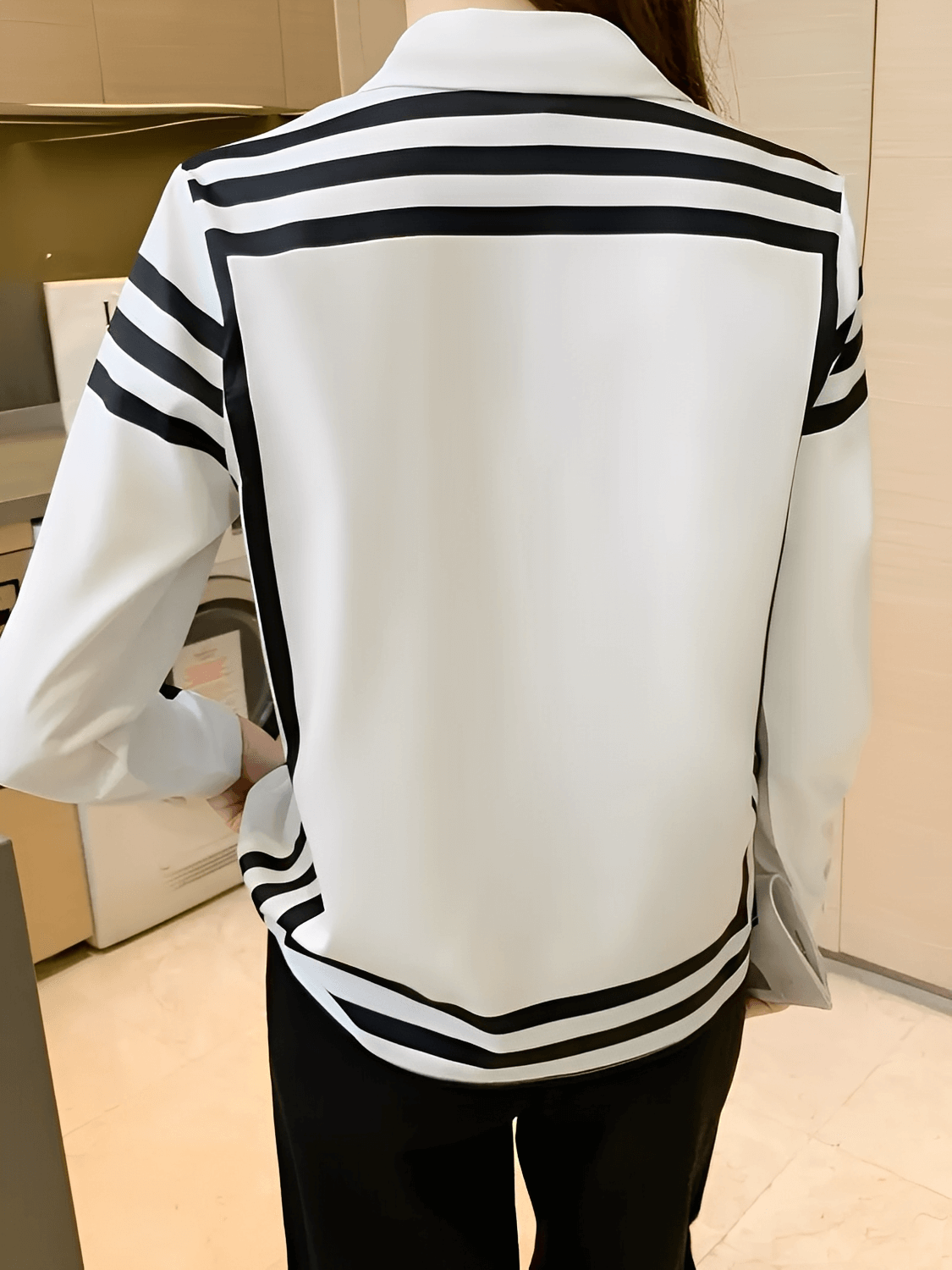 Camisa Feminina Estampada com Listras Geométricas Gola Lapela e Fechamento em Botões - Helenice