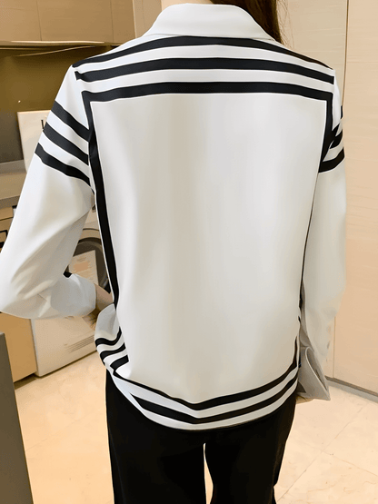 Camisa Feminina Estampada com Listras Geométricas Gola Lapela e Fechamento em Botões - Helenice