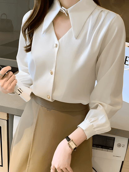 Camisa Feminina Acetinada com Gola Lapela Alongada e Fecho Decorativo Elegante no Pescoço – Lira