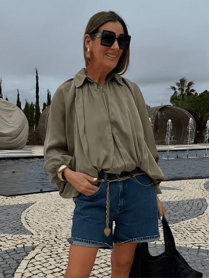 Camisa Feminina Acetinada Oversized com Manga Bufante e Fechamento em Zíper – Milene