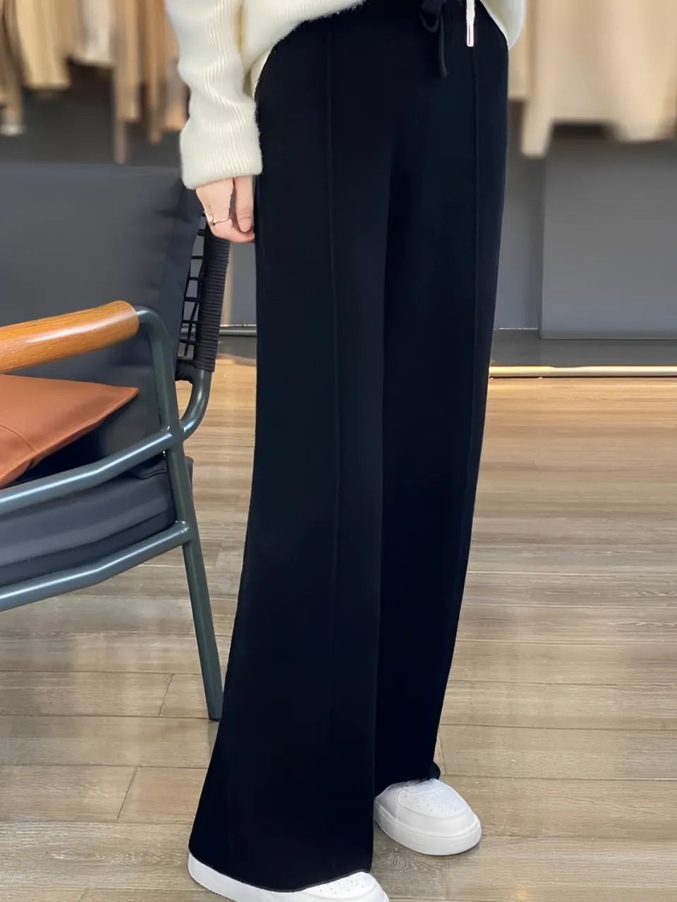 Calça Feminina Wide de Lã com Cintura Alta e Cadarço Ajustável – Justine