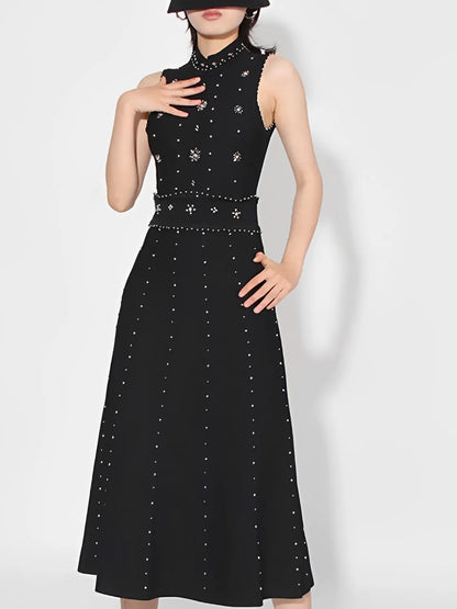 Vestido Feminino Midi Elegante com Gola Alta e Bordados em Pedraria - Penelope