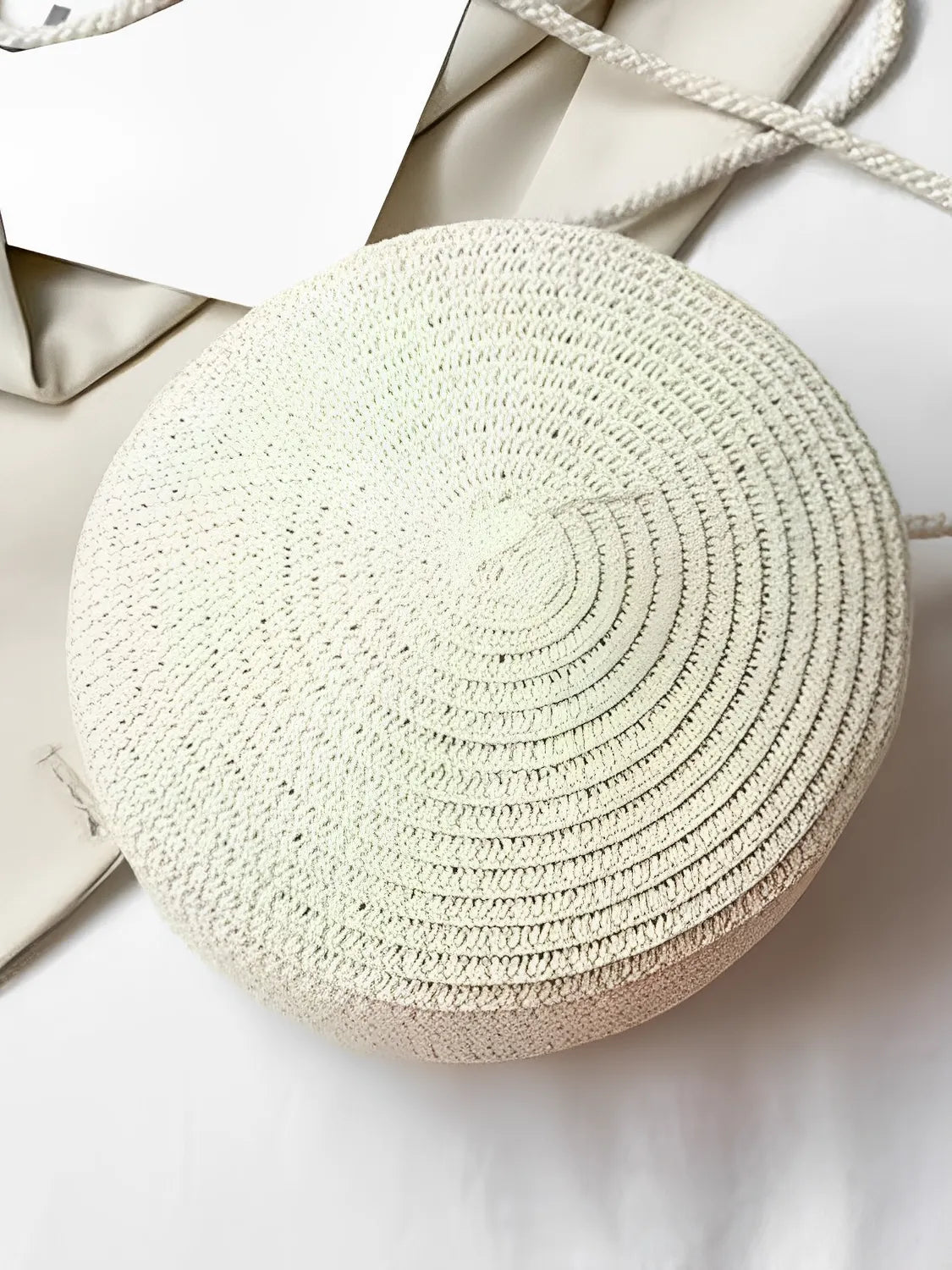 Bolsa Redonda Transversal em Palha com Alça de Corda e Zíper – Aurora