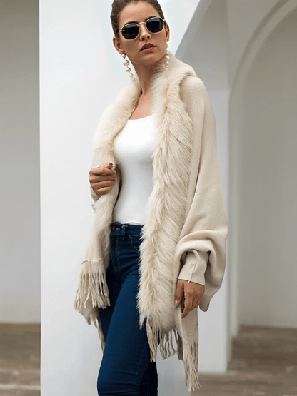 Cardigan Feminino Alongado em Malha de Tricô com Gola Peluciada Franjas e Manga Morcego – Viviane