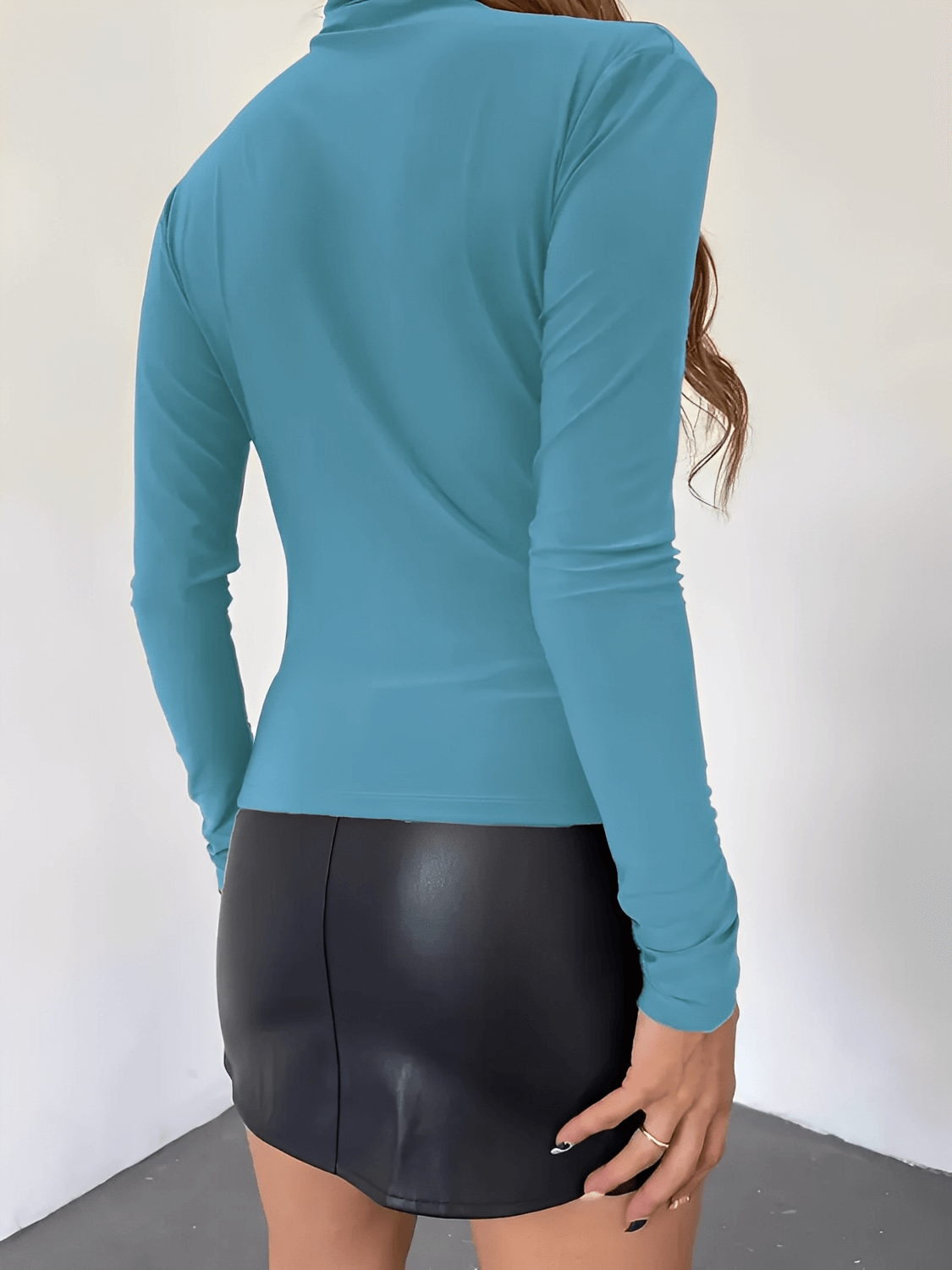 Blusa Feminina de Manga Longa com Gola Alta e Design Franzido Frontal – Layla
