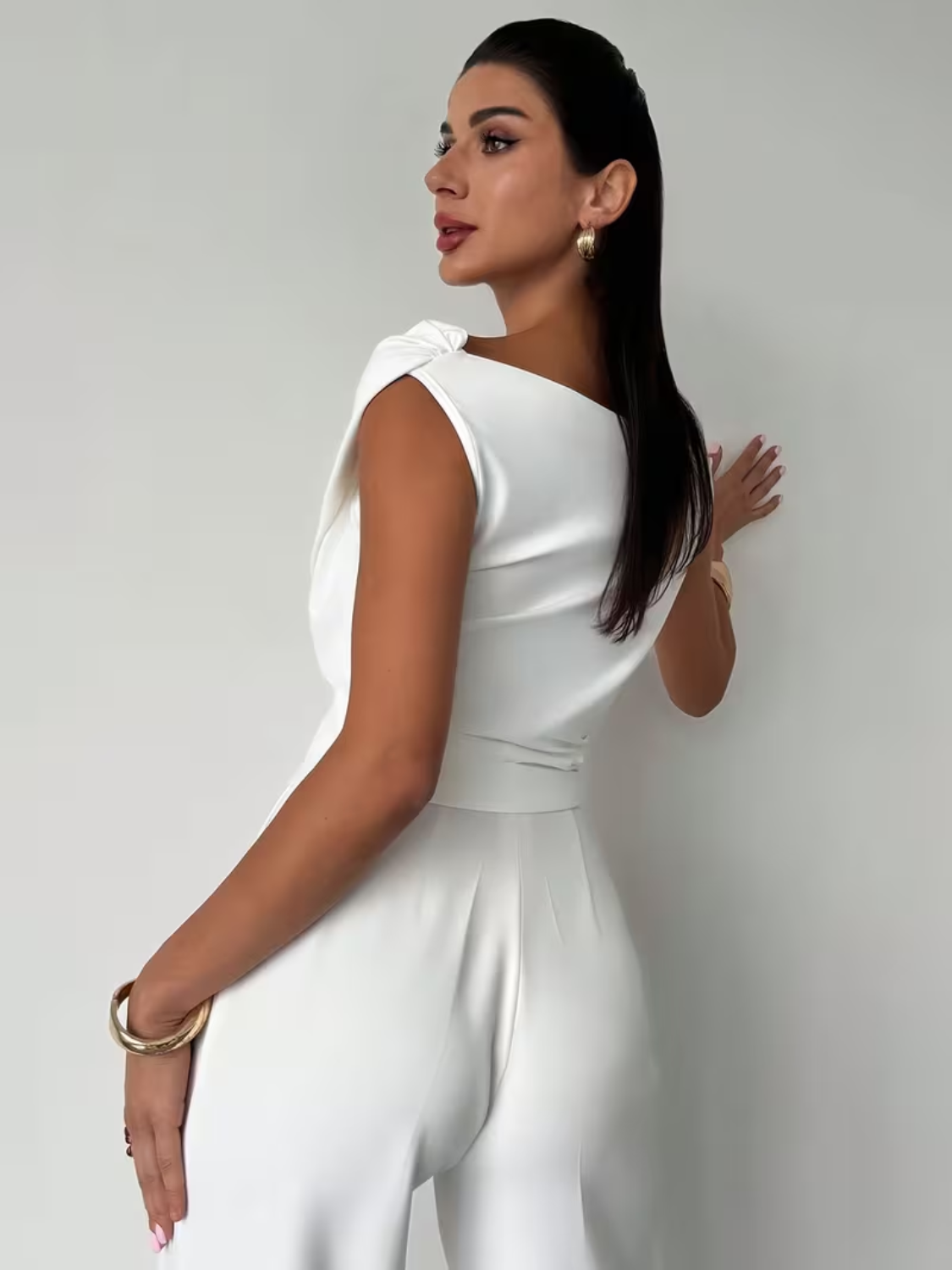 Blusa com Decote Ombo a Ombro Assimétrico e Drapeado Elegante - Emy