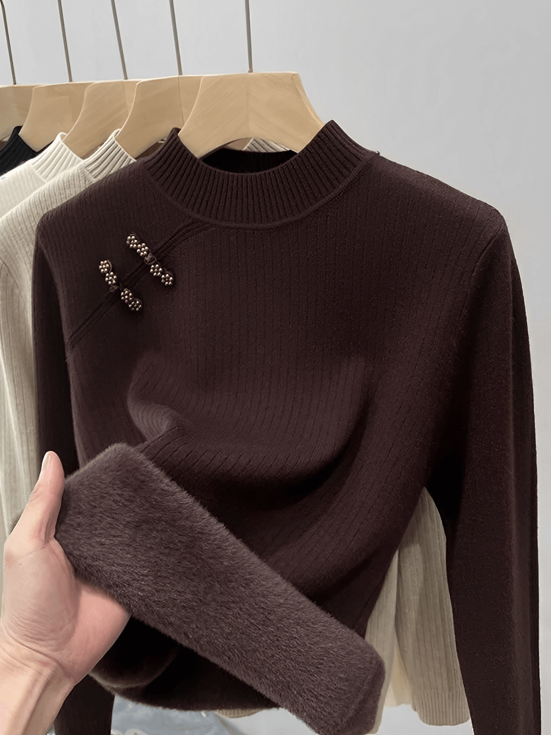 Suéter Feminino Térmico em Lã Peluciado com Gola Alta e Detalhe em Pérolas – Valerie