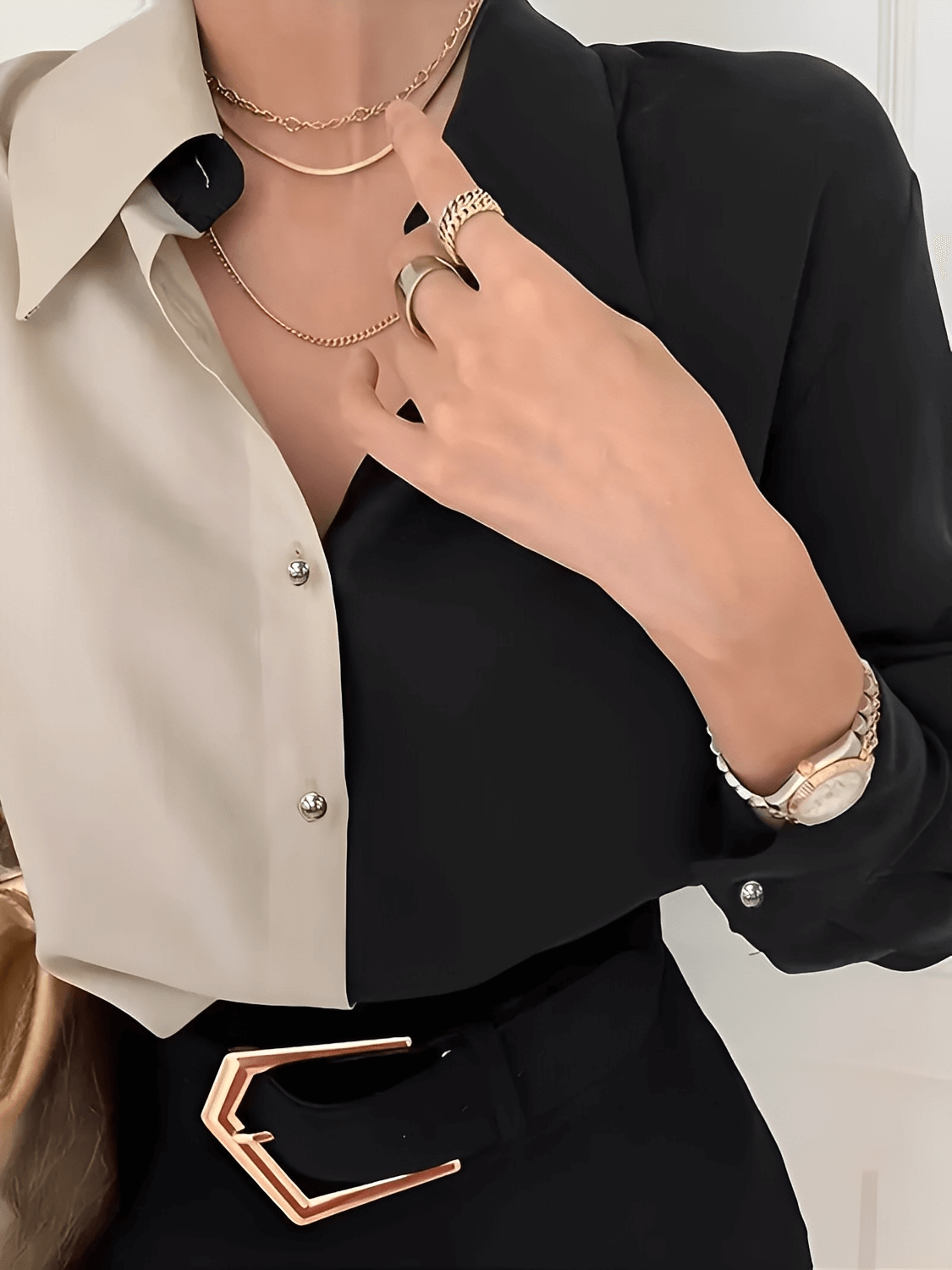 Camisa Feminina Acetinada Bicolor com Botões Dourados e Punhos com Fechamento em Botão - Joyce
