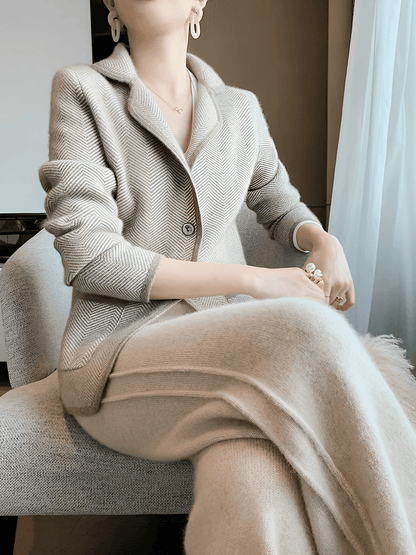 Blazer Feminino em Lã Estruturada com Gola Clássica Bolsos e Fechamento em Botões – Maria