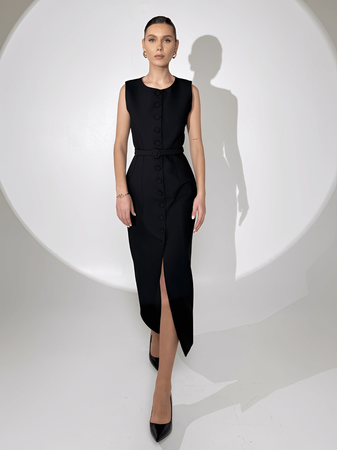 Vestido Feminino Midi Sem Mangas com Botões Forrados Cinto Decorativo e Fenda Sofisticada – Selena