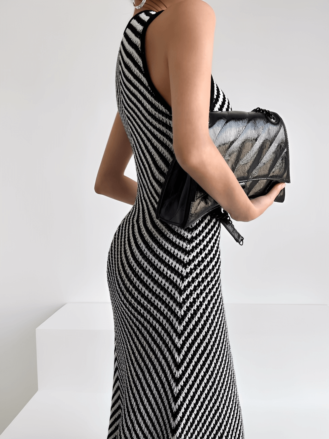 Vestido Feminino Midi Alongado em Tricô Leve Estruturado com Listras Zigue-Zague Preto e Branco – Doralice