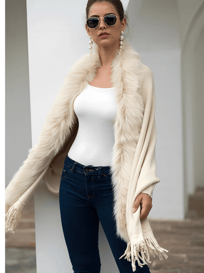 Cardigan Feminino Alongado em Malha de Tricô com Gola Peluciada Franjas e Manga Morcego – Viviane