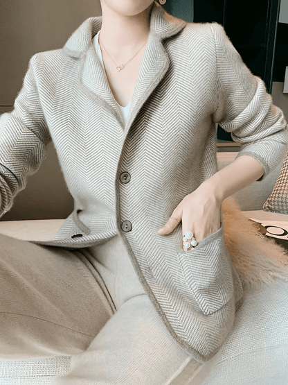 Blazer Feminino em Lã Estruturada com Gola Clássica Bolsos e Fechamento em Botões – Maria