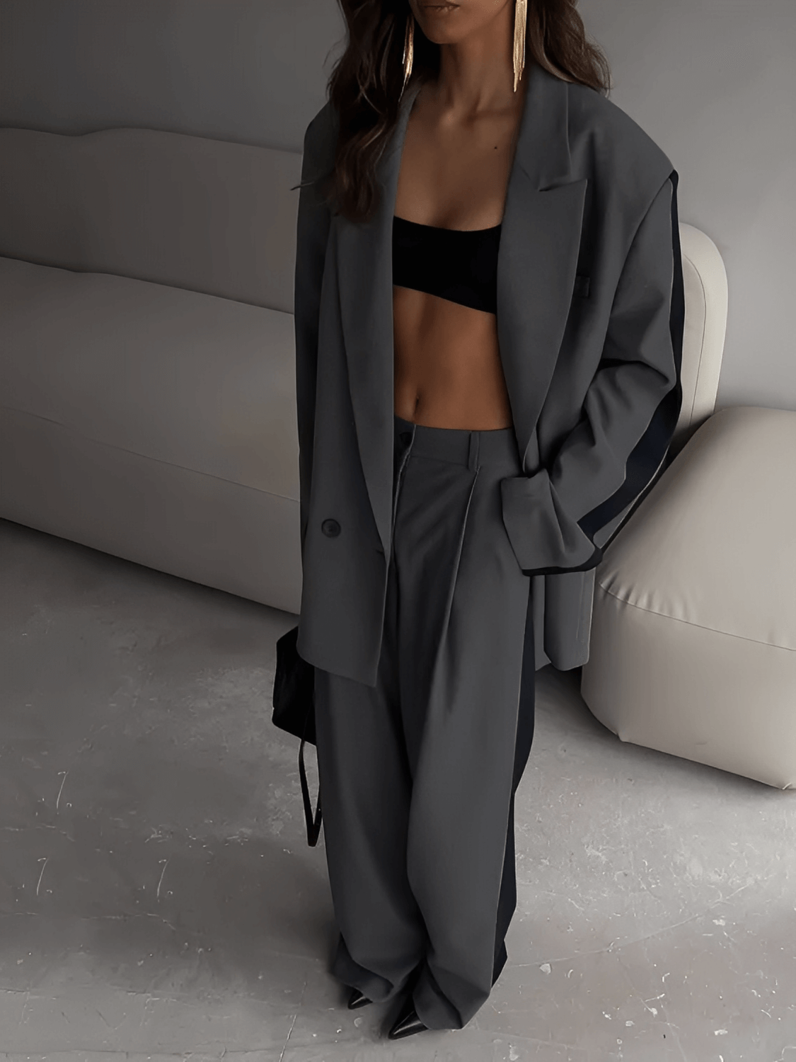 Conjunto Feminino em Alfaiataria com Blazer Oversized Trespassado Calça Pantalona  Cintura Elástica e Listra Lateral– Damares