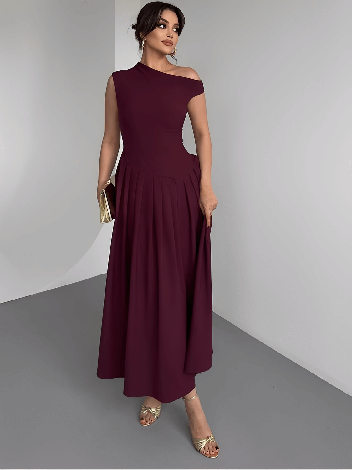 Vestido Feminino Maxi com Ombro Assimétrico e Saia Plissada – Luana