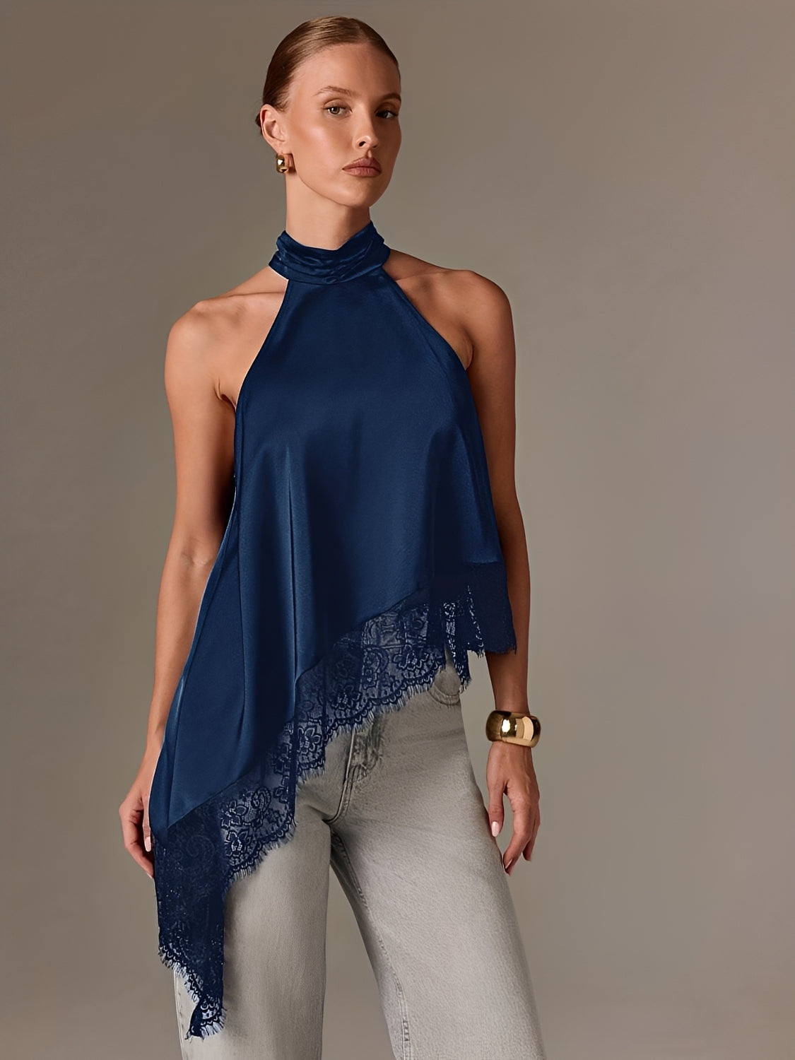 Blusa Halter Acetinada com Barra Assimétrica em Renda Delicada – Ximena