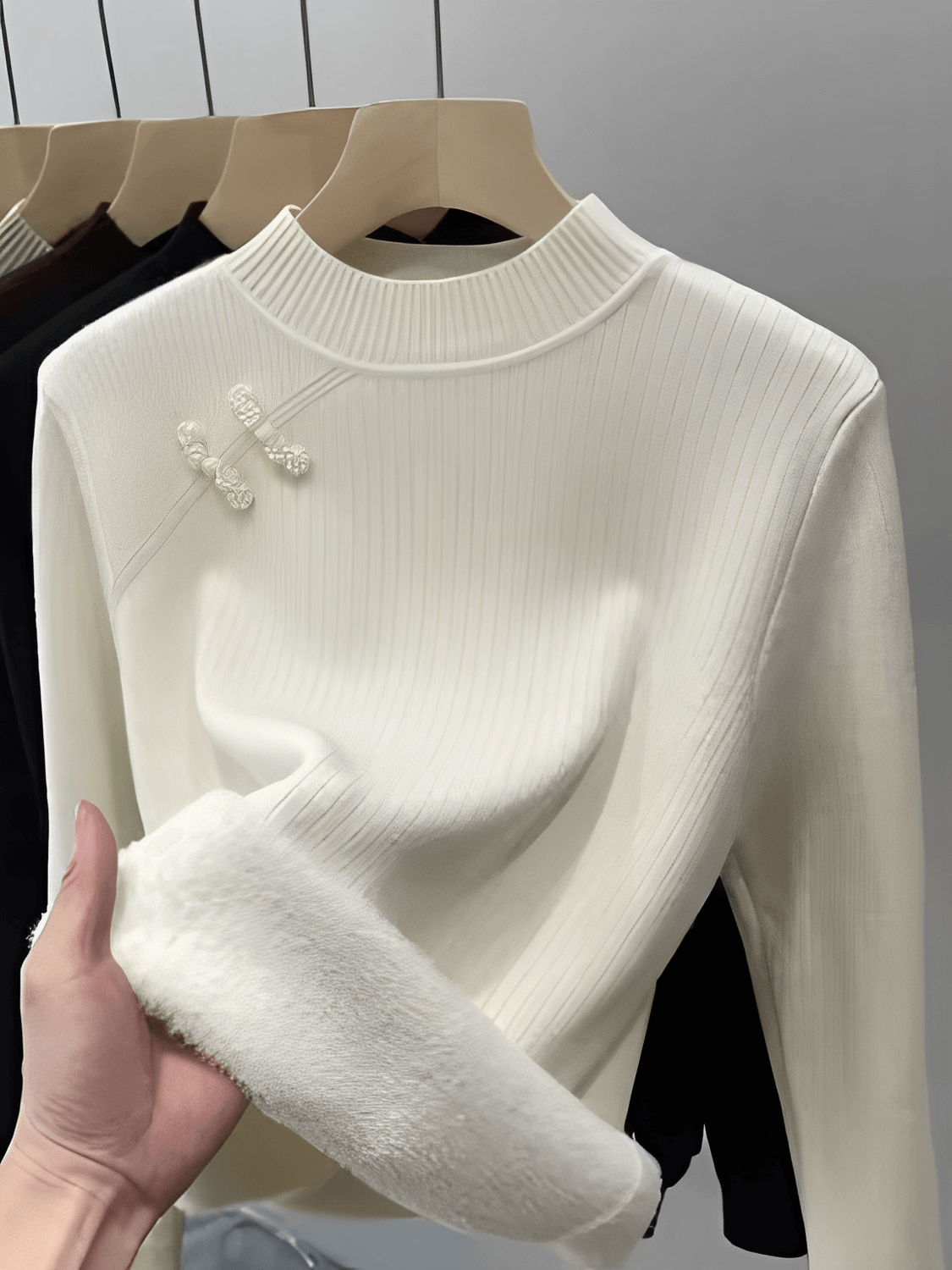 Suéter Feminino Térmico em Lã Peluciado com Gola Alta e Detalhe em Pérolas – Valerie