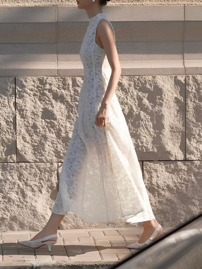 Vestido Feminino Midi em Renda Texturizada com Flores Acinturado e Acabamento Delicado  – Carlota