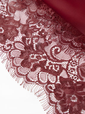 Blusa Halter Acetinada com Barra Assimétrica em Renda Delicada – Ximena